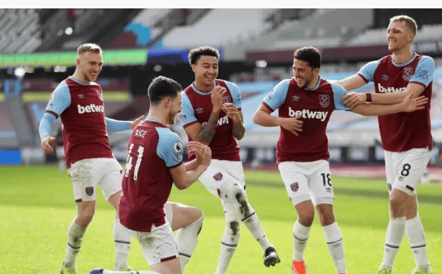 布朗30分莫布利19+11 凯尔特人20分大胜骑士